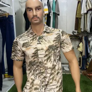 Men's Short-Sleeved Casual Button-down Shirt.