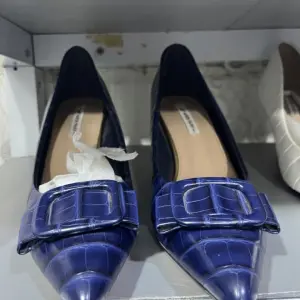 Blue High Heels Croc-embossed Texture Designed with a pointed Toe by AARON FAIRY