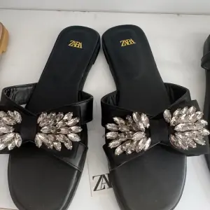 black Zara slide sandals