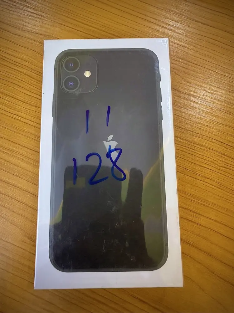 Apple iPhone 11 - 6.1" - 128GB HDD - 4GB RAM