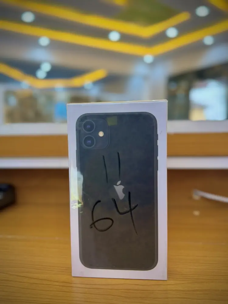 Apple iPhone 11 - 6.1" - 128GB HDD - 4GB RAM